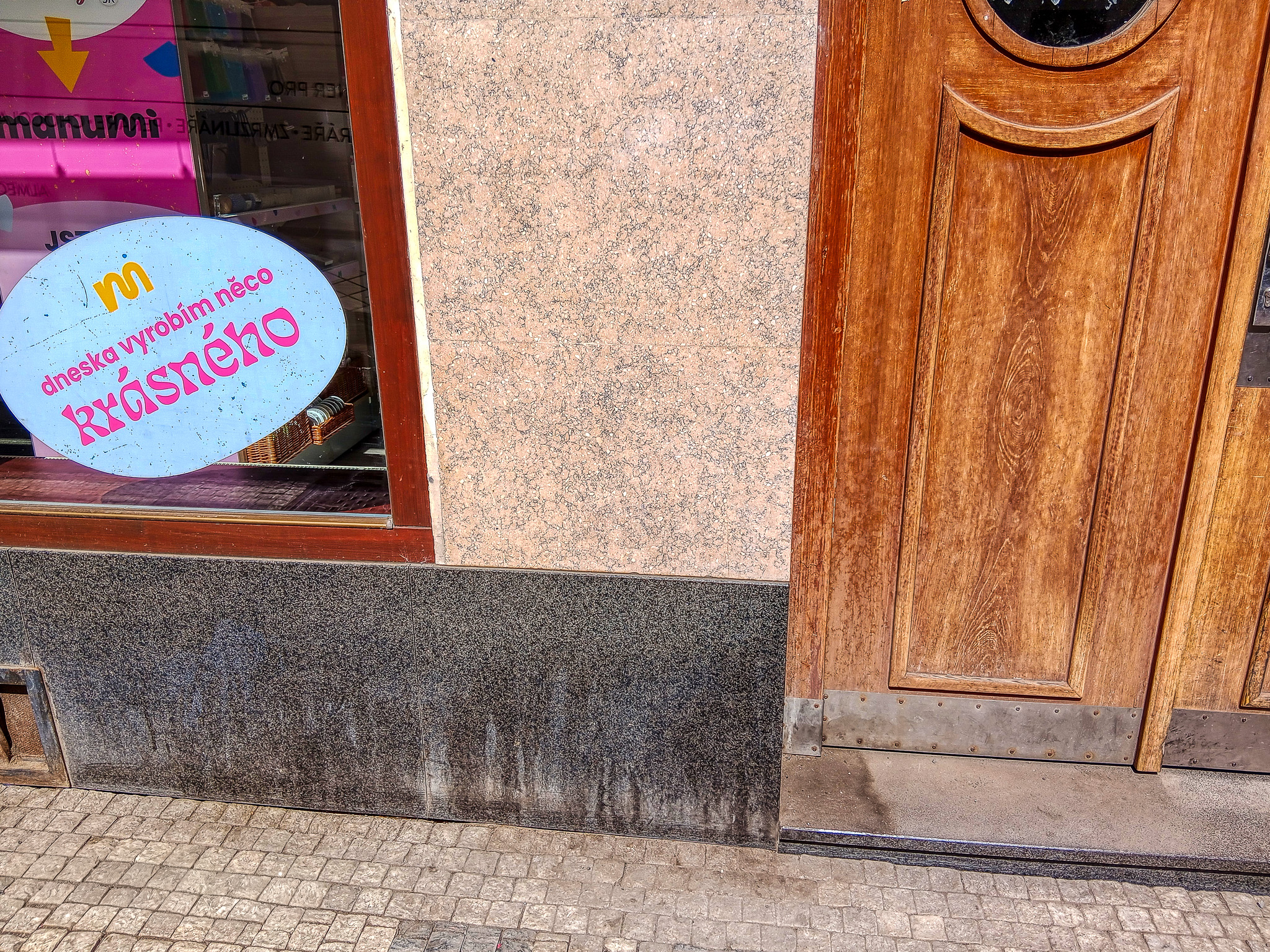 Čistý sokl po čištění Praha Holešovice