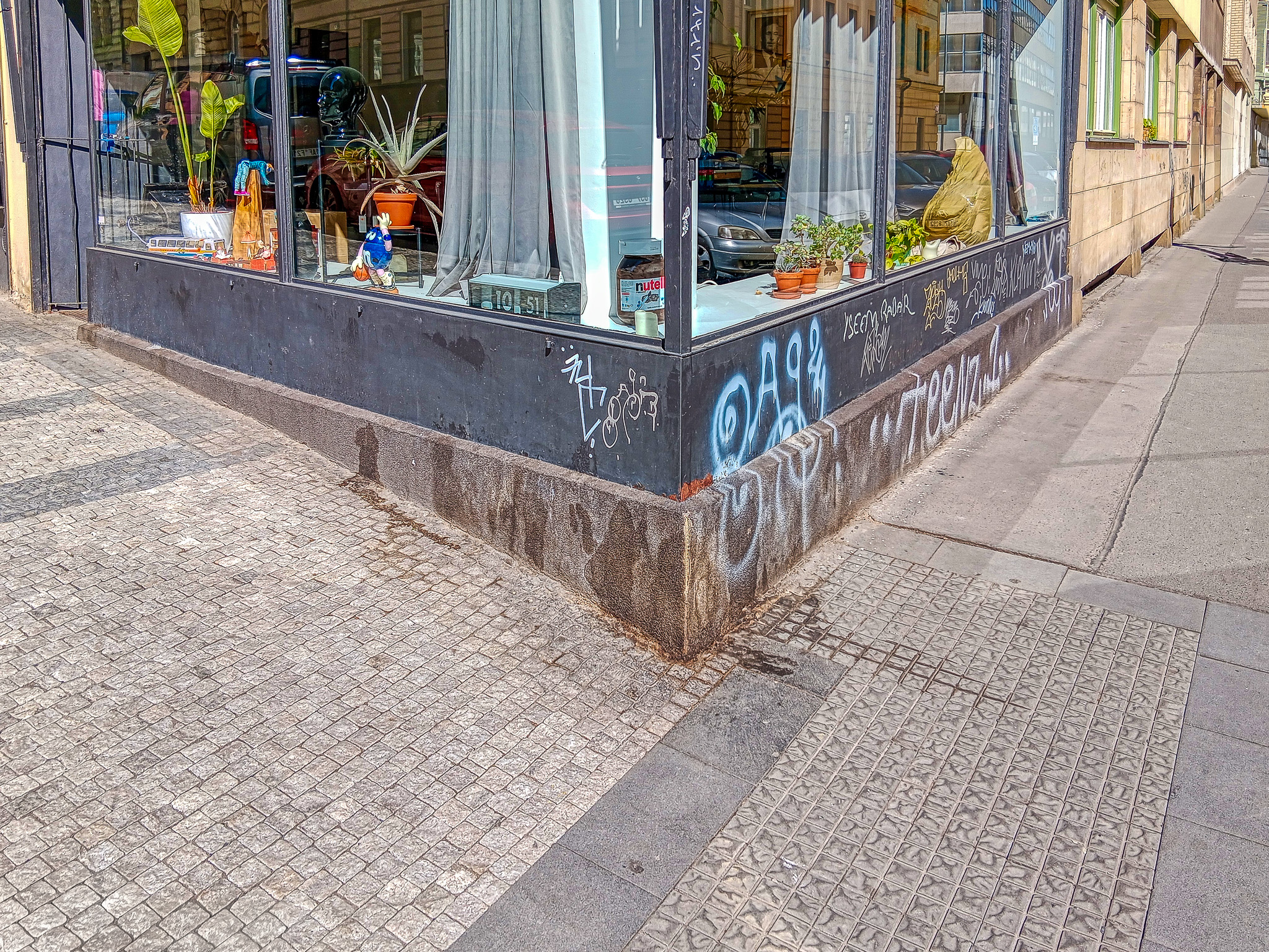Špinavý vchod před čištěním Praha Holešovice