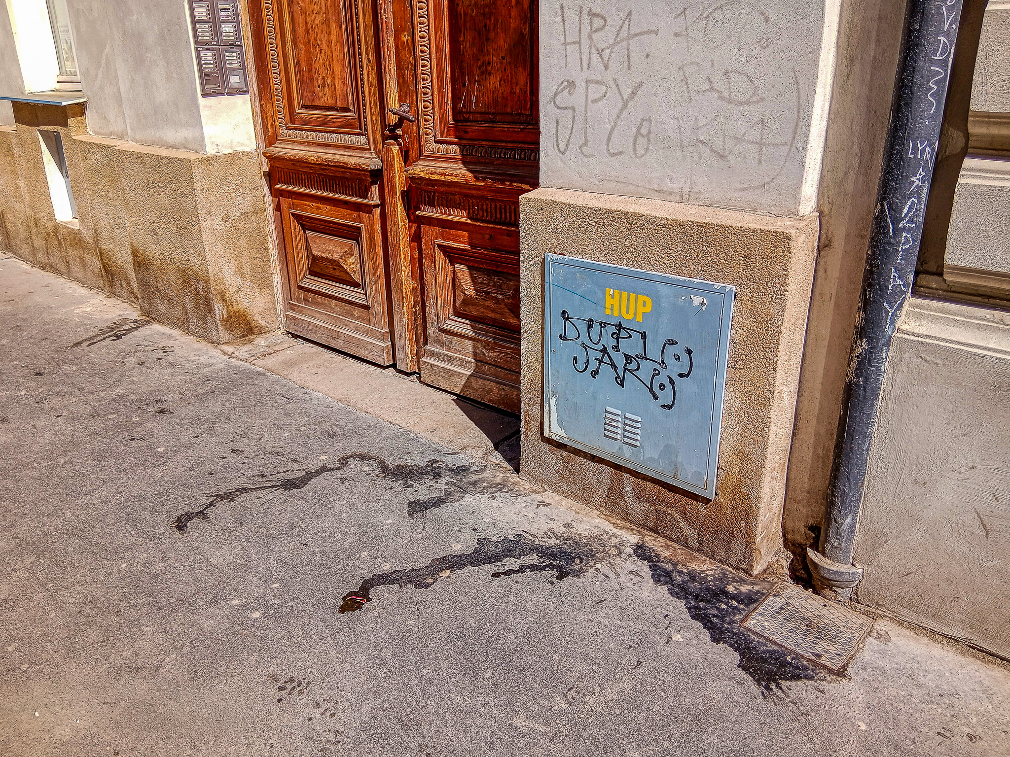 Znečištěný vchod před čištěním Praha Holešovice